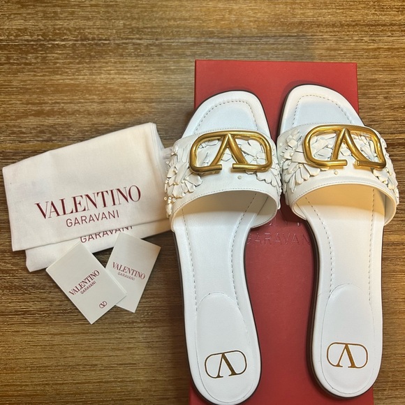 VALENTINO GARAVANI
White VLogo Signature Flat Sandals - Picture 2 of 4